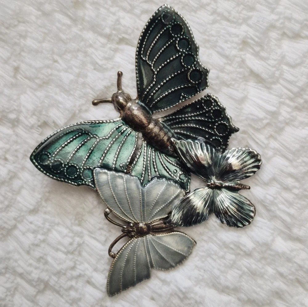 Unsigned vintage pin